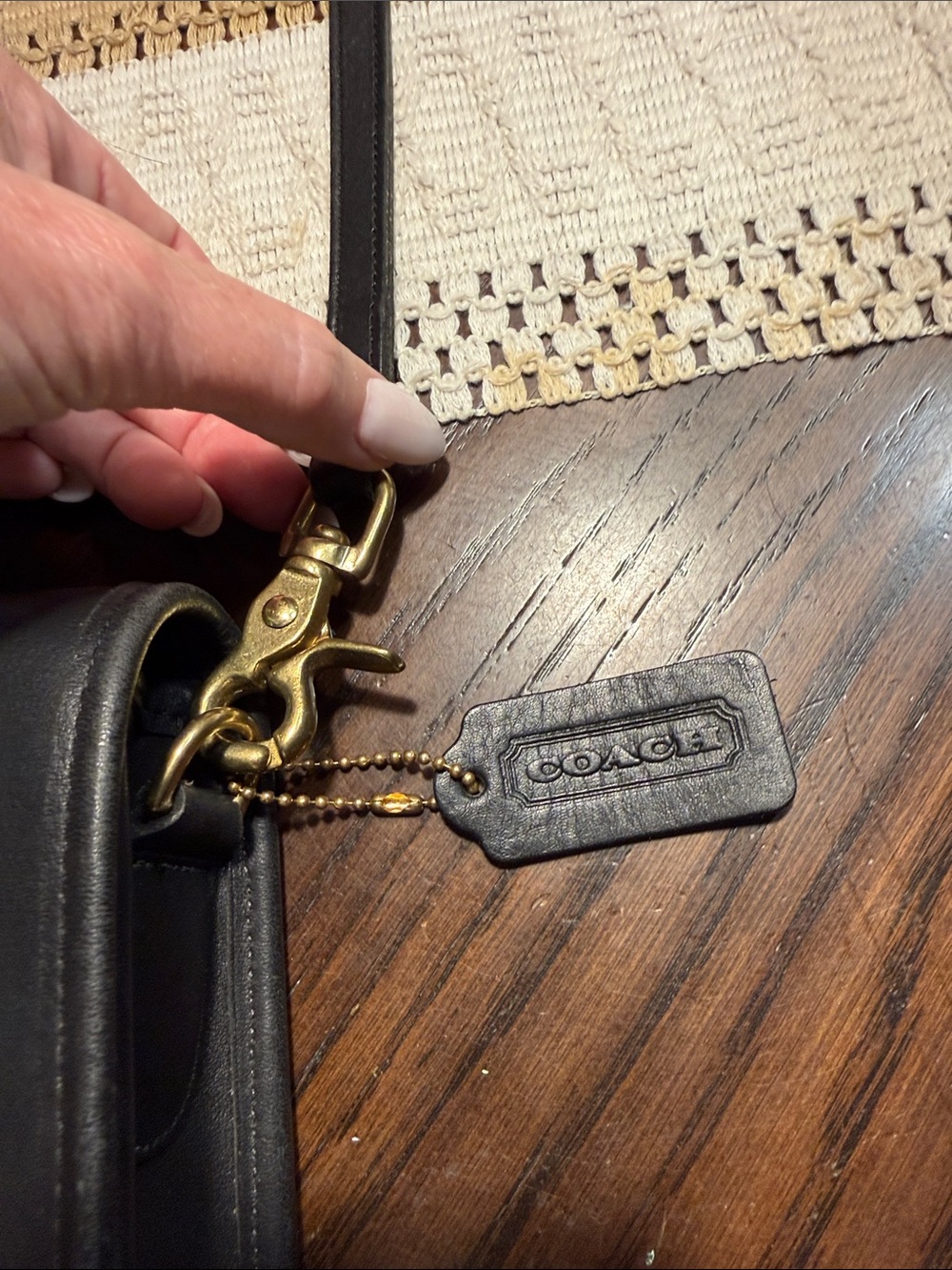 Coach Black Leather Shoulder Bag with Gold Turn-Lock -Vintage - Picture 4 of 15